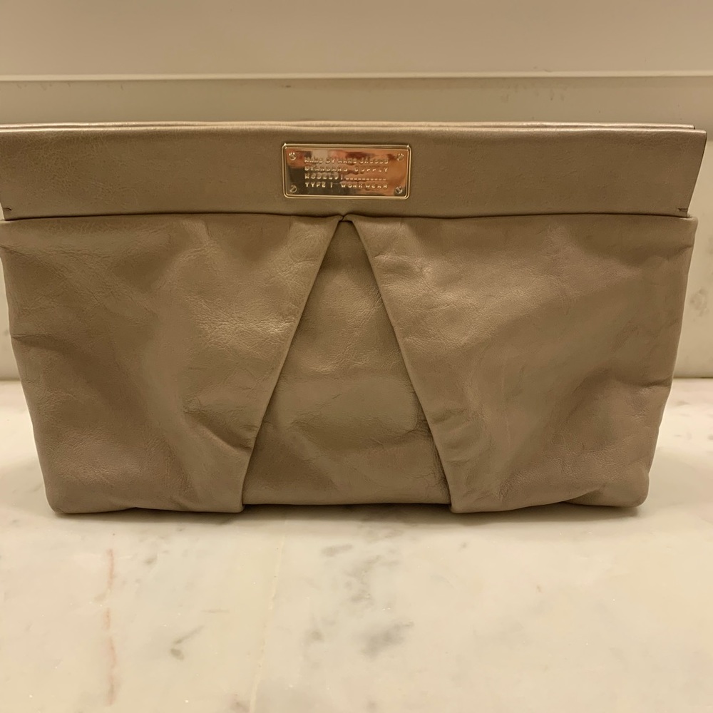 Marc by Marc Jacobs. Soft beige leather clutch. Magnetic closure.